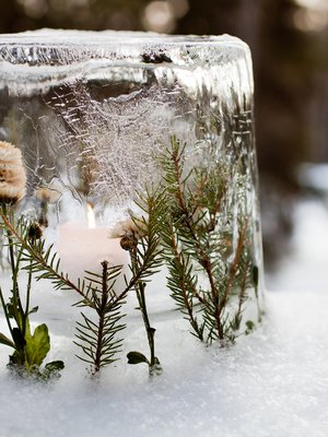 Kukista, varvuista ja oksista syntyy talven kaunein kynttilälyhty.