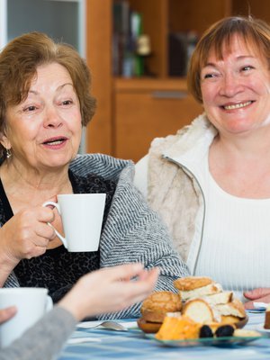 Joskus vieraiden seura uuvuttaa. ”Kutsun hyvin harvoin ihmisiä kotiini, sillä olen kotona itsekin harvoin ja kaipaan silloin omaa rauhaa. Mielestäni on kiusallista, jos vieras ei ymmärrä lähteä, vaikka ilmapiiri on väsähtänyt”, yksi KK:n kyselyn vastaajista kertoo.