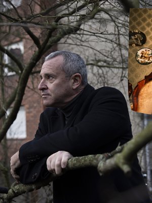 Suuressa kuvassa Daniel on aikuisena syksyllä 2022. Pienessä kuvassa Daniel ja isä ovat kotona Helsingissä vuonna 1984. Siinä kuvassa Daniel on 17-vuotias, saman ikäinen kuin Mayer-isä toisen maailmansodan loppuessa.