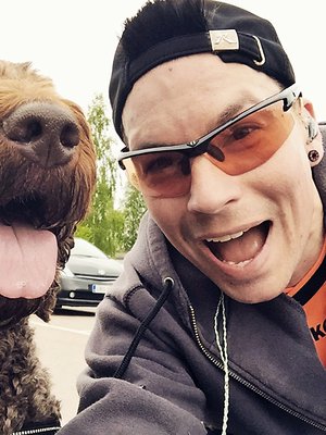 Viljo-koira on Antin paras lenkkikaveri.