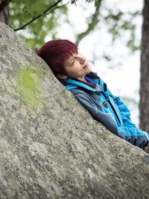 Helsinkiläinen Leena Valkonen, 52, on toimistoalan ammattilainen. Hän pysähtyy mielellään metsään kuuntelemaan, kuinka tuuli kahisuttaa puiden lehtiä.