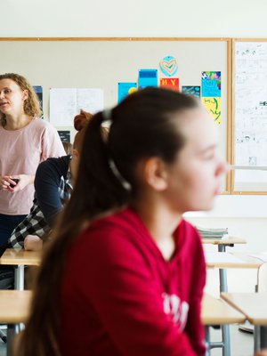 Tälläkin kasiluokan äidinkielen tunnilla Satu Leskelä todennäköisesti sanoo yhden yleisimmistä lauseistaan: ”Ei haittaa, katotaan yhdessä.”