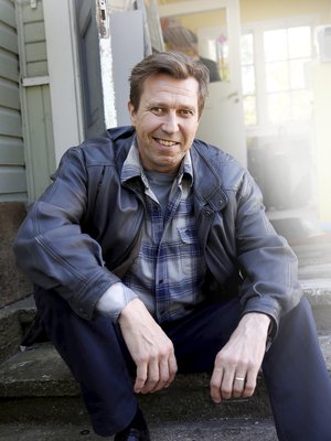 Uudessa Tappajan näköinen mies -elokuvassa Martti  Suosalo vetää ylleen poliisi Korhosen nahkarotsin.