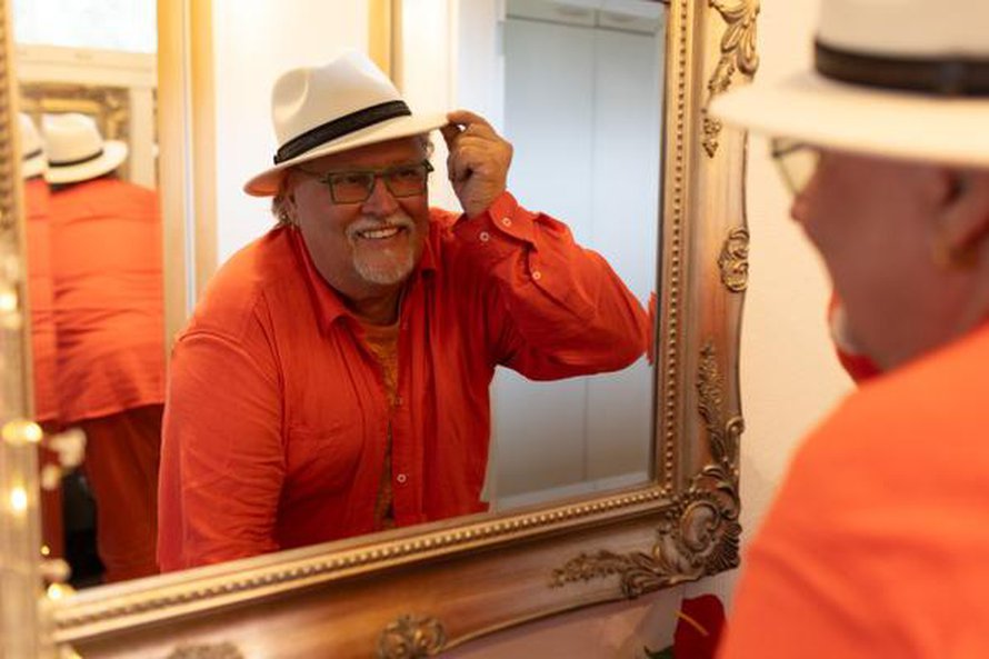 Juha Willman piti vuosia parisuhteensa salassa. ”25 vuotta sitten en voinut tietää, pilaanko tyttäreni tulevaisuuden missinä, koska olin suhteessa mieheen. Emme halunneet sorkkia muurahaispesää. Sovimme Esan kanssa, ettemme huutele suhteestamme kenellekään.”