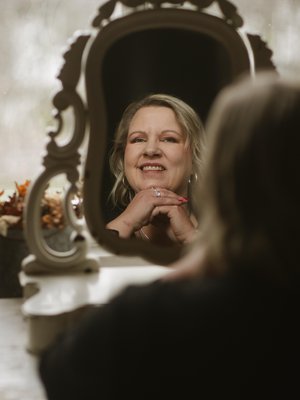 Minna tunnistaa nykyään hyvin ennakkoon, milloin masennus- tai hypomaniajakso on alkamassa. ”Olen aamuvirkku ja herään usein viideltä. Yksi merkki masennuksesta on se, jos unet alkavat venyä seitsemään ja tuntuu, etten piristy nopeasti.”