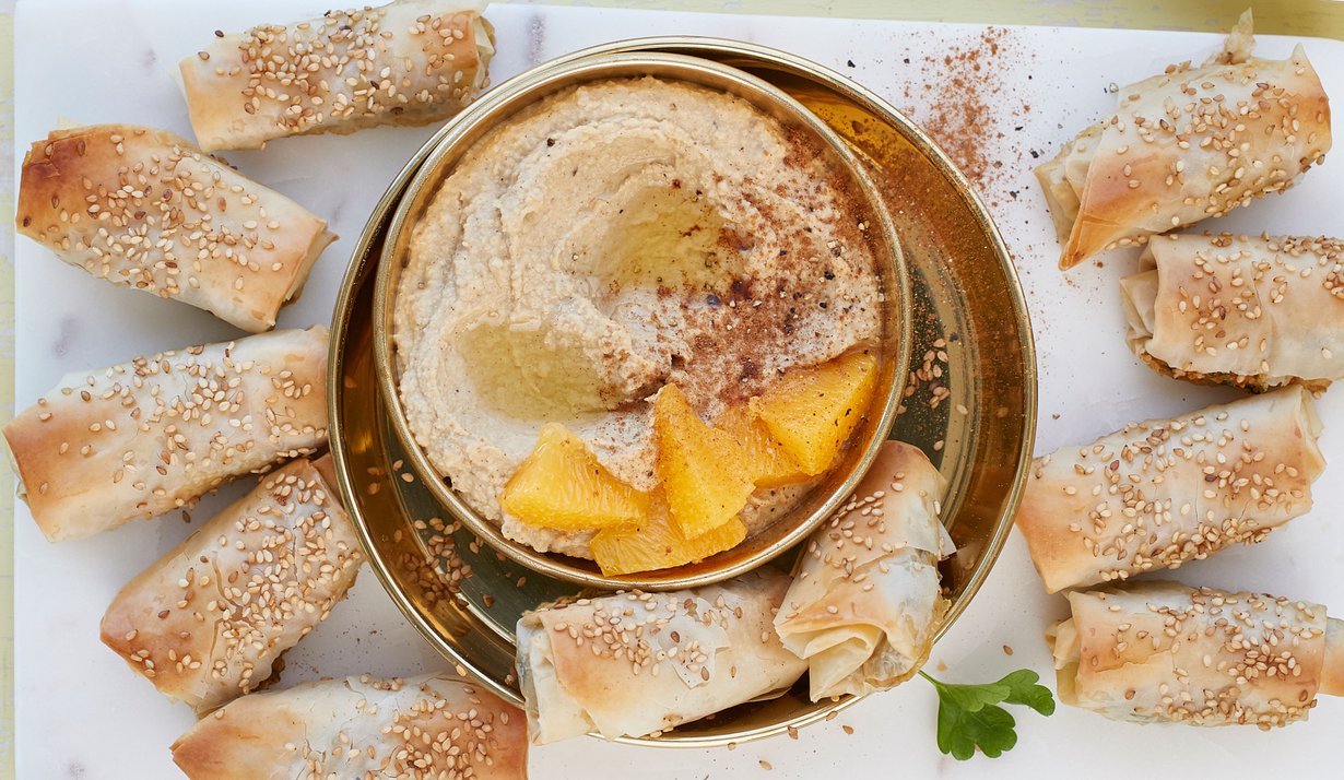 Ihanissa filorullissa maistuvat tahini, yrtit ja kasvikset. Kasta appelsiinihummukseen ja haukkaa.