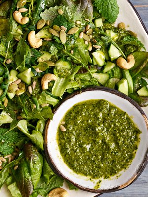 1990-luvun kakkujen päältä tuttu sitruunamelissa antaa nyt ihanaa makua salaattiin.