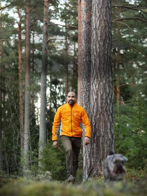 Kun Richy avaan kotinsa takaoven Naantalissa, hän astuu suoraan metsään. ”Tuntuu yhä ihmeelliseltä ja mahtavalta, että omasta kotipihasta voi poimia mustikat ja sienet.”