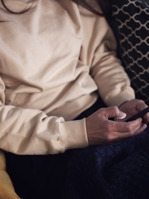 Minna tutki viestit kumppaninsa puhelimesta ja ymmärsi sen jälkeen, että tarvitsee mustasukkaisuuteensa apua. Kuvituskuva.