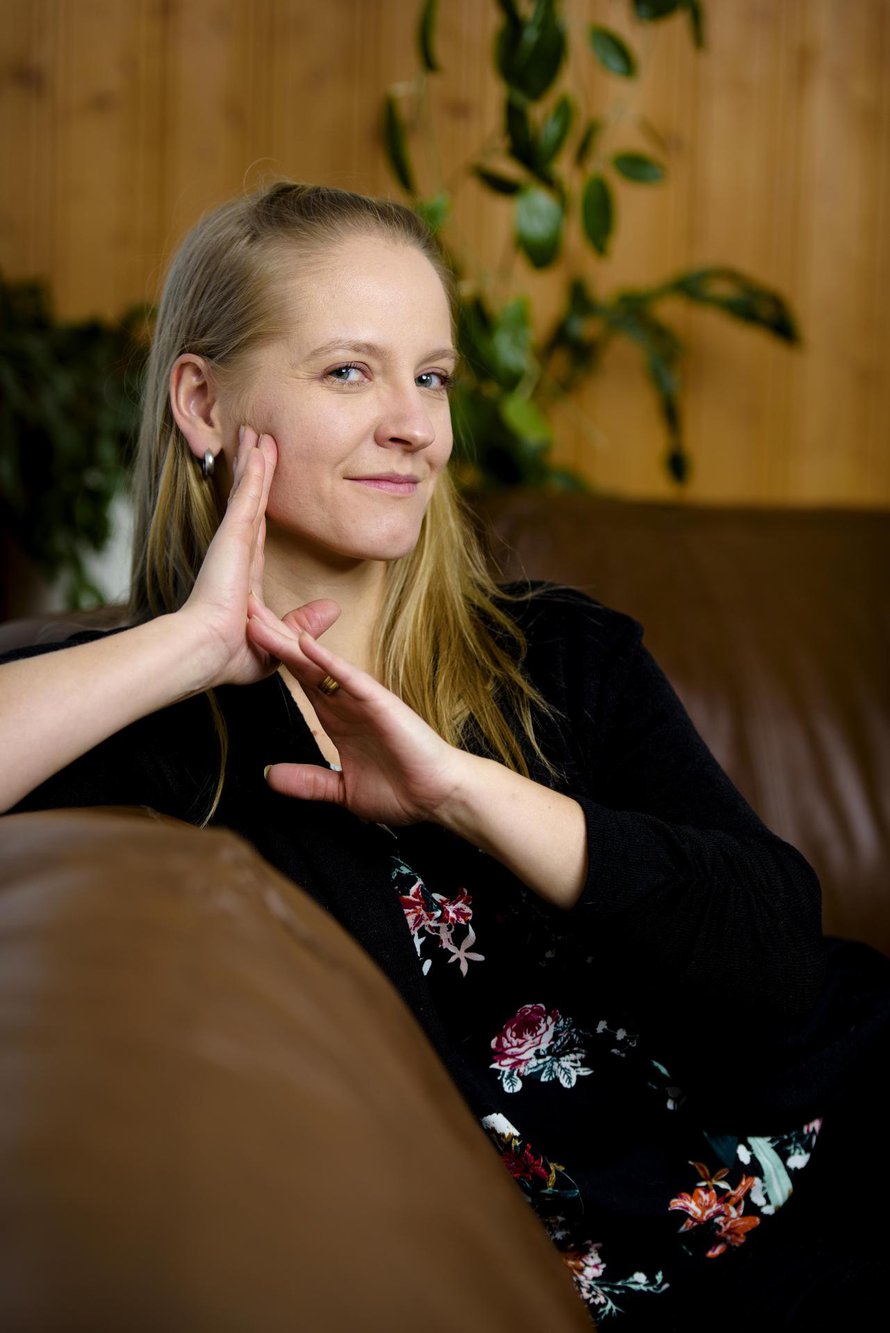 Laura Kanto viittoo: koti. Koti Peräseinäjoella on puolison lapsuuskoti, joka siirtyi eläimineen Lauralle ja puoliso Antille sukupolvenvaihdoksessa. Perheeseen kuuluvat Lauran, 36, ja Antin lisäksi myös lapset Veera, 9, ja Johannes, 6.