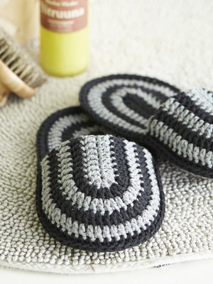  Tossujen ilme muuttuu, jos virkkaat ne yksivärisiksi. Tai virkkaa yhdellä ja liitä osat yhteen toisella värillä. Jos haluat isommat  tossut, lisää silmukoita aloituksen silmukkaketjuun ja virkkaa tarvittava määrä lisäkerroksia. Jos teet pienemmät  tossut, vähennä silmukoita ja kerroksia. 