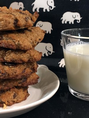 KK:n Sanna Tyryn 11-vuotias Moona leipoi perjantain kunniaksi banaanisuklaakeksejä.