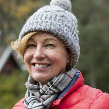 ”Minulla ei ole missään vaiheessa ollut mitään ongelmaa olla tavallaan vanhempieni varjossa. Se ei ole tuntunut vaikealta lapsena, ei nuorena aikuisena eikä keski-ikäisenä. En ole kokenut ollenkaan, että minun pitäisi olla yhtä kirkas kuin he”, Assi Koivisto-Allonen sanoo.