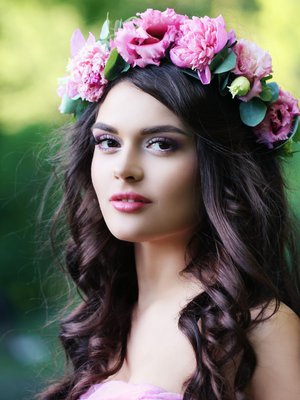 Mitä muhkeampi, sen muodikkaampi. Kukkaseppeleessä juhlit näyttävästi.