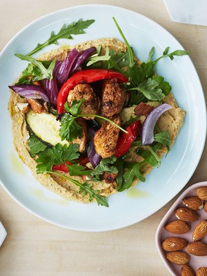 Hummus takaa sen, että tällä salaatilla lähtee nälkä.