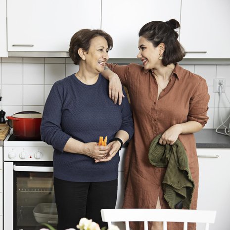 Äiti Mehnaz Omarin ja tytär Gelawej Viyanin juuret ovat Iranissa, ja heitä yhdistää rakkaus Lähi-idän ruokaan. "Minulle ruoka on myös yksi tapa sanoa, että rakastan", ruokablogia pitävä Gelawej kertoo.