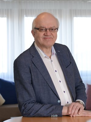 Kiintymyssuhteen kohteet vaihtelevat läpi elämän. ”Erään tutkimuksen mukaan äiti on vielä nuorelle aikuisellekin voimakkain kiintymyssuhde. Sen jälkeen kiintymyssuhteita luodaan esimerkiksi kavereihin, puolisoon ja omiin lapsiin”, sanoo lastenpsykiatri Jari Sinkkonen.