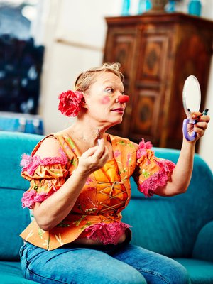 Raisa on käynyt kolmivuotisen klovnikoulun. "Haluan tehdä ihmisten arjen iloiseksi ja eläväksi."