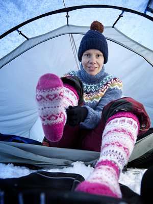 Annun yöasuun kuuluu merinovillakerrasto, villasukat, pipo ja hanskat. Ja villapaitakin, jos tulee vilu. 