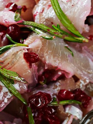 Puolukkamarinoidusta graavisiiasta saa kaunista tarjottavaa joulupöytään!