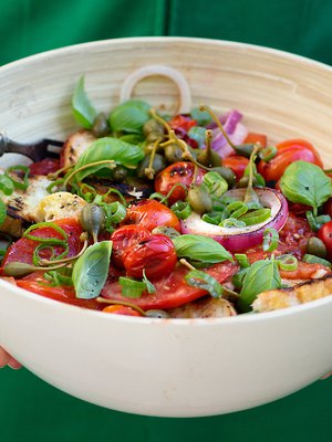 Tomaatin, sipulin ja basilikan liitto toimii aina.