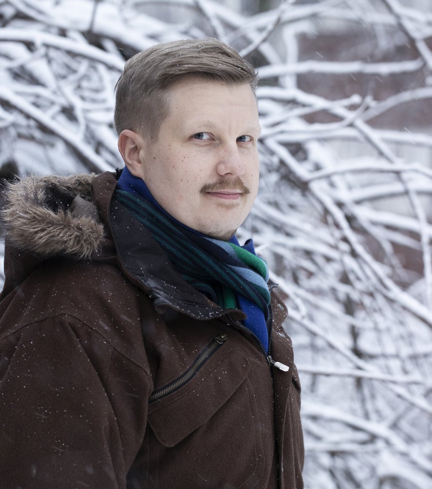 Lassi Kervinen jätti lukion kesken, sillä vuosia kiusatuksi tuleminen oli vienyt voimat. "Verkkopeliporukoissa pyöriminen nosti itsetuntoani. Roolipeleissä minua ei määritelty ulkonäköni perusteella ja minut saatettiin valita ensimmäisenä mukaan joukkoon. Sisuunnuin, ja palasin saattamaan lukio-opintoni loppuun."
