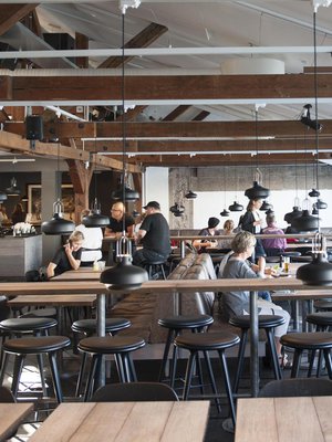 Ota Fotografiskassa ikkunapöytä.