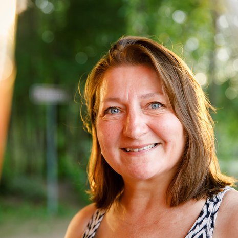 52-vuotias Kristiina on naimisissa ja asuu Tampereella kymmenen kilometrin päässä puolisostaan. Parilla on 10-vuotias tytär. Kristiina on työskennellyt mielenterveys- ja päihdealalla. Juuri nyt hän on työttömänä ja miettii, mitä tahtoo tulevaisuudessa tehdä. 