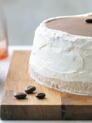 Jos et löydä ruskeaa marsipaania, voit värjätä vaalean kaakaolla ja kahvilla.