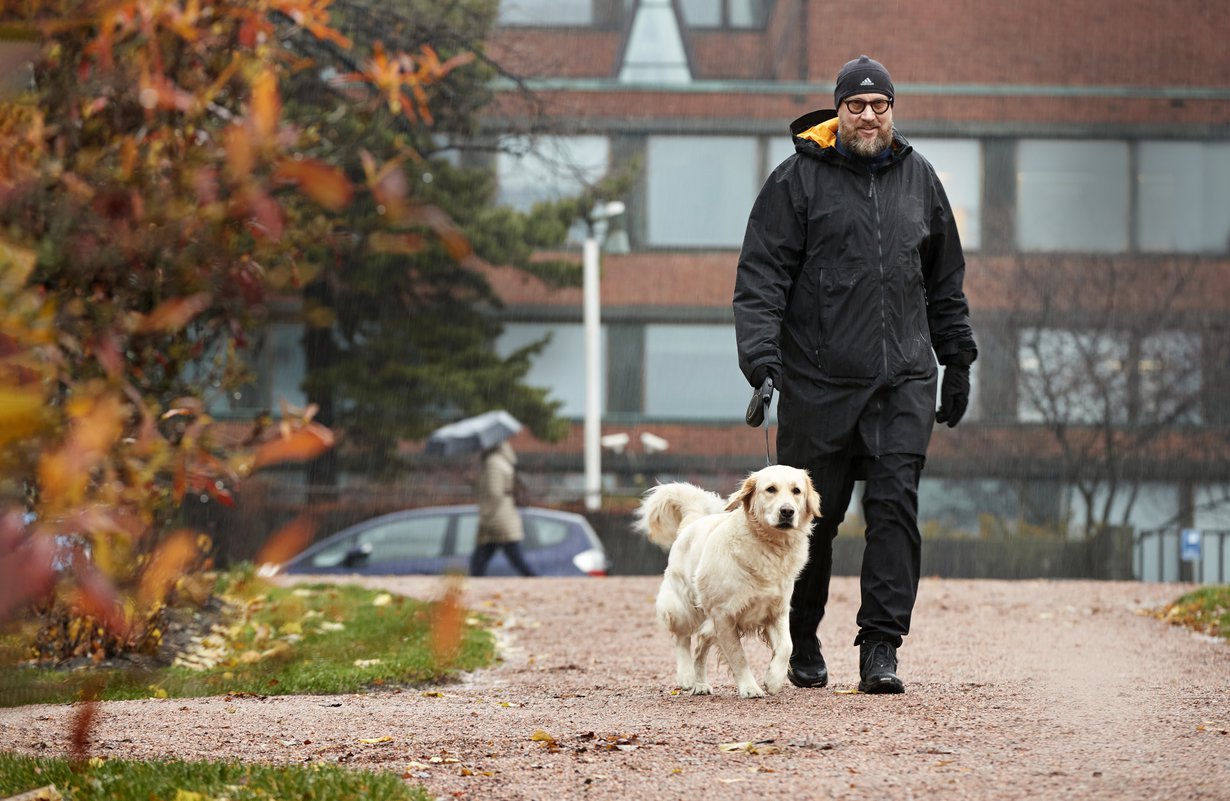 ”Olen yksinhuoltajaäidin, vahvan isoäidin ja lähes pelottavan terävän tädin kasvattama isätön poika. Ehkä siksi olen tullut aina toimeen paremmin naisten kuin miesten kanssa”, Juha sanoo. Lenkkikaverina on Hilma.