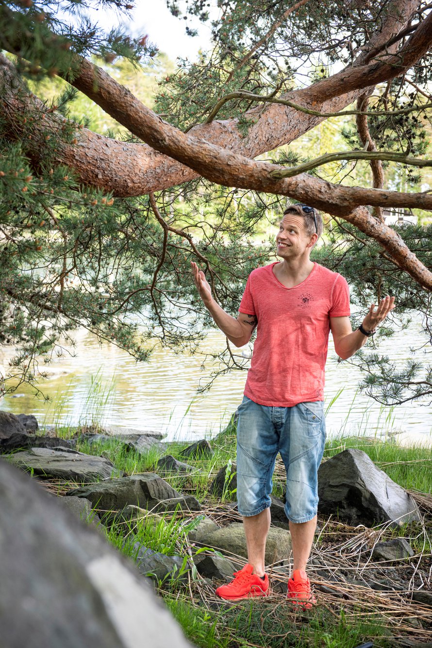 Ihmiset ajattelevat usein, että kuuroilta puuttuu jotakin, koska he eivät kuule. Marko ajattelee päinvastoin. Kuuroilla on jotakin ainutlaatuista, koska he eivät kuule: Oma hiljaisuus ja rikas sisäinen maailma. Oma kieli ja oma yhteisö.