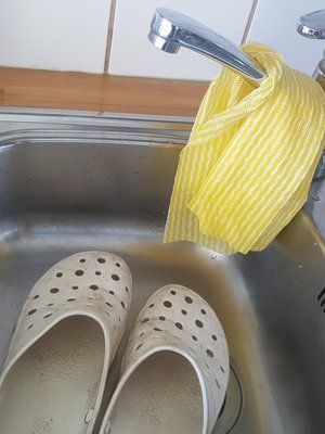 Tästäkö tiskiharjalla? Sekin käy, mutta älä harjaa liian lujaa.