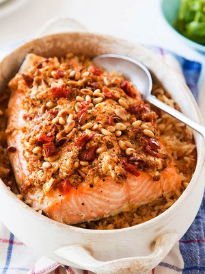 Samassa vuoassa kypsyvät lohi ja riisi on helppoa arkiruokaa.