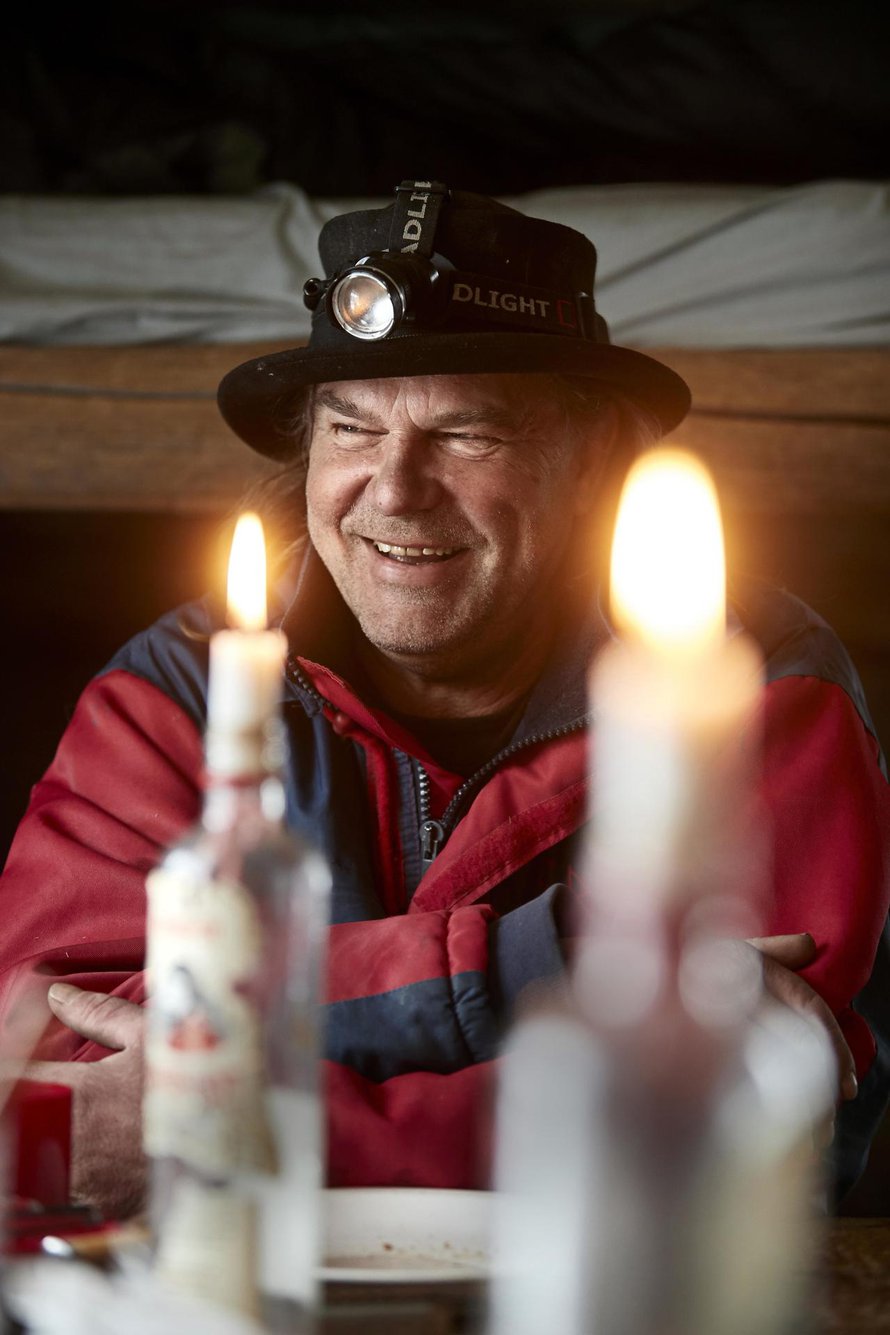 ”Täällä Lapissa ilta on pitkä ja pimeä. On tunteja aikaa lukea tai tuijottaa tulta. Tuli on vaikeuttanut elämääni paljon. Ehkä juuri siksi osaan kunnioittaa sitä.”