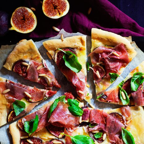 Tämä pizza ei kaipaa tomaattikastiketta. Sen sijaan pohjalle ladotaan herkullista mozzarellaa ja tuoreita viikunoita.