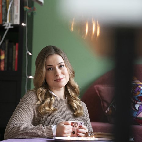 Enja ei muista paljon lapsuudestaan. ”Ehkä se on mielen suojelumekanismi. Olen aikuisena tilannut lastensuojelun asiakirjoja. Niitä lukemalla olen saanut selvyyttä moniin asioihin.”