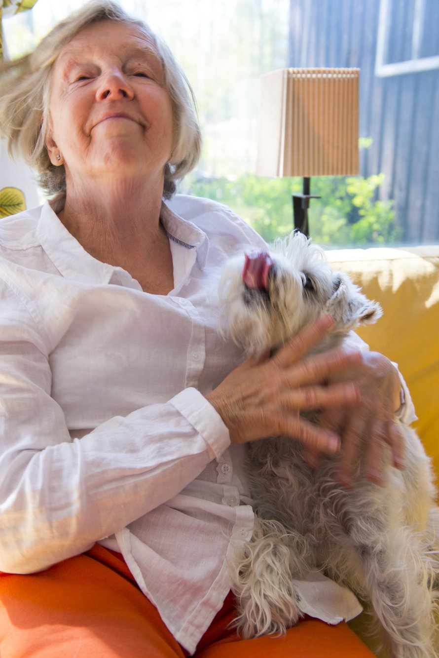 Eläkeläinen Eija Pyykkö, 68, ja kääpiösnautseri Bertta, 6, Inkoosta.