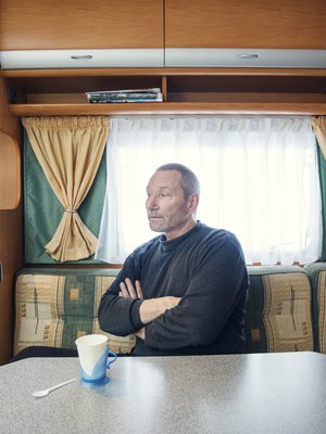 Jukka ei ole välittänyt sisustaa vaunuaan. "Mitä turhia. Mutta kahvinkeittimestä en luovu."