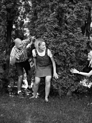 Kaj Kunnaksen molemmat tytöt asuvat ulkomailla, mutta kesällä he tulivat käymään kotona Karjaalla. Pieninä Sannin (kuvassa keskellä) ja Emmin suosikkileikki isän kanssa oli rosvohippa.