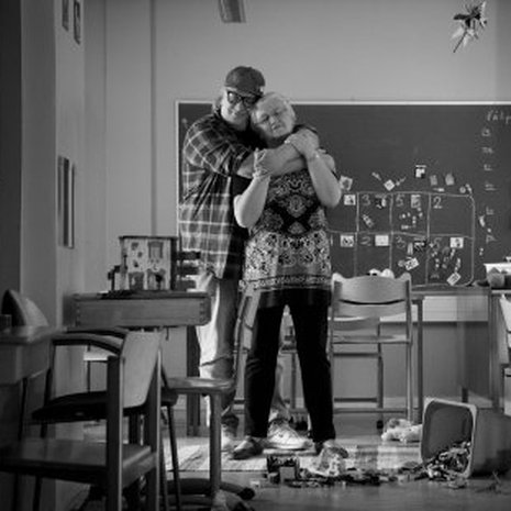 Arttu Wiskari käy viihdyttämässä lapsia äitinsä Merja Lehtosen iltapäiväkerhoissa. Joskus Arttu tulee äidille kylään katsomaan formuloita ja syömään formulapannua: uunipellillä kypsytettyä liha-perunapaistosta.