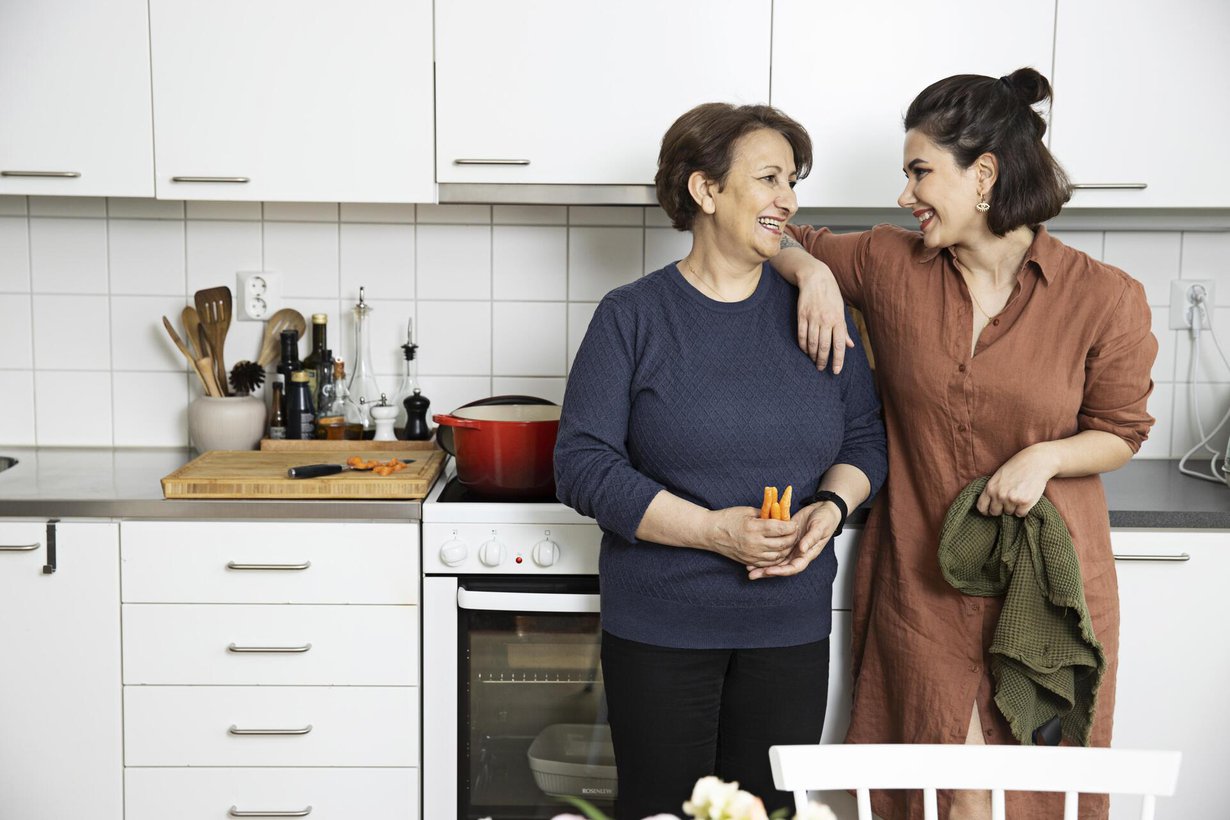 Äiti Mehnaz Omarin ja tytär Gelawej Viyanin juuret ovat Iranissa, ja heitä yhdistää rakkaus Lähi-idän ruokaan. "Minulle ruoka on myös yksi tapa sanoa, että rakastan", ruokablogia pitävä Gelawej kertoo.