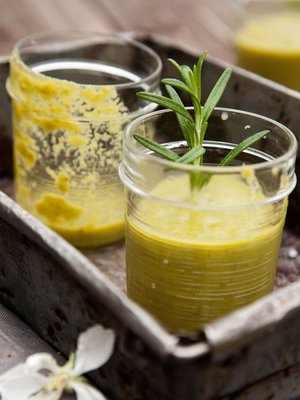 Pakkaa kylmä kasviskeitto kannuun ja nauti vaikka juomalasista.