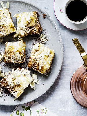 Banoffee-leivokset ovat makeita kuin toffeekarkit. Nopeuta leipomista käyttämällä valmiiksi karamellisoitua kondensoitua maitoa.