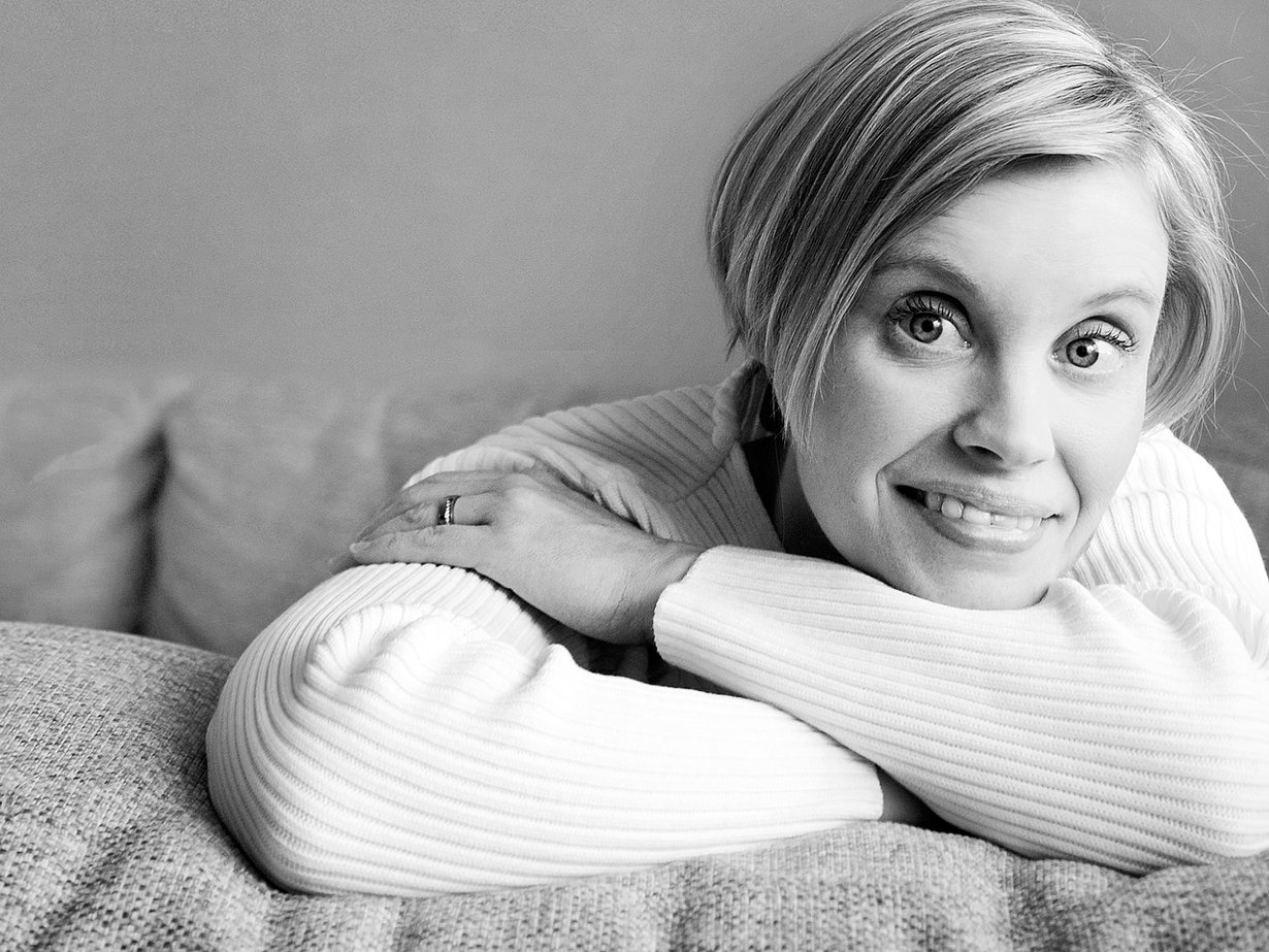 Heidi Lindqvist, 38-vuotias laivatarjoilija vietti lapsuutensa alkoholistiperheessä. Heidin perheeseen kuuluvat aviomies ja kohta kaksivuotias tytär sekä miehen 12- ja 17-vuotiaat tytöt aiemmasta liitosta. Heidi keilaa mielellään Wii-pelikonsolilla.
