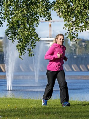 Oululainen Krista Ojala, 36, opiskelee äidinkielenopettajaksi. Hänen perheeseensä kuuluvat puolison lisäksi 15-, 14- 11- ja 8-vuotiaat pojat sekä 5-vuotias tyttö. Krista juoksee mielellään ja kirjoittaa runoja.