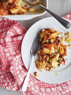 Aamulla ei ole kiire mihinkään, kun uunissa paistuu leipävuoka.