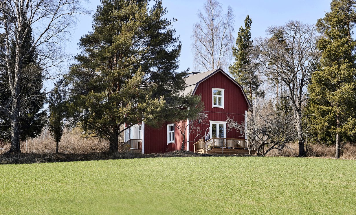 Elli ja Heidi pääsivät muuttamaan remontoituun päärakennukseen elokuussa 2018. Heidin mummolle oli tärkeää, että Rosbackan henki säilyy. ”Kun tulimme katsomaan taloa, hän osoitteli pihalla sinivuokkoja ja sanoi, että nuo täytyy sitten säästää.”