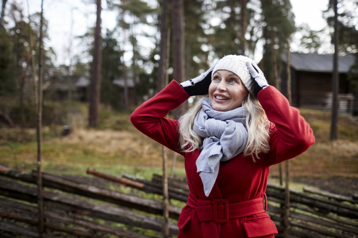 Laura Paloheimo rentoutuu kävelyillä Helsingin Seurasaaressa. Valkoinen pipo on yksi Lauran tärkeistä vaatteista eli ”turvarievuista”.