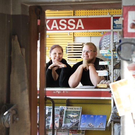 Matilda Strömman ja Ati Airo ovat etsineet huutokaupoista ja rompetoreilta rekvisiittaa huoltoasemalleen, koska edellinen omistaja ehti polttaa osan huoltamon esineistöstä.