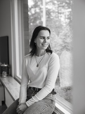 Carola Hakola on 19-vuotias lukiolainen, sisällöntuottaja ja näyttelijä, joka asuu Tampereella. Hänen TikTok-tilillään on 140 000 seuraajaa. Hakola näyttelee Elisa Viihteen Häräntappoase-sarjassa Allua, jota Santeri Kinnunen esitti vuonna 1989, kun Yle teki tv-sarjan Anna-Leena Härkösen romaanista. Carola nähdään marraskuussa Komisario Koskinen -sarjassa ja ensi vuonna sarjassa Poikani Joel.